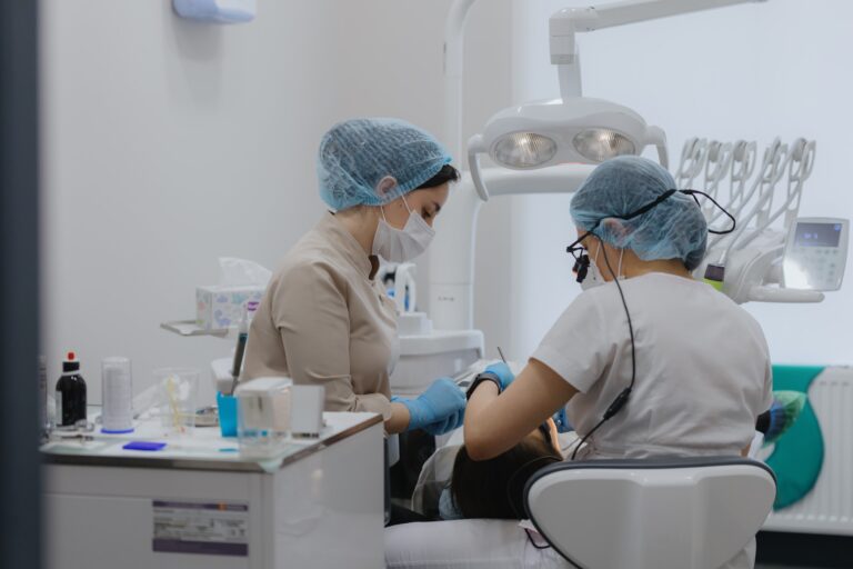 «Игра в нервы»: почему зубы реагируют на холодное и как решить эту проблему раз и навсегда?